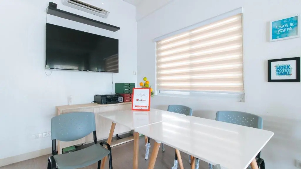 RedDoorz Plus @ IMU1 Suites Paranaque