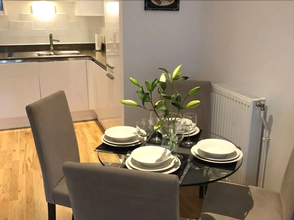 2 Bedroom Apartment on the River Thames