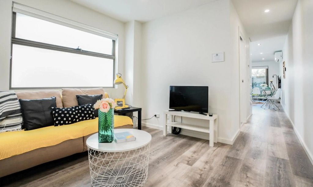 U101 Brunswick Living First Floor Balcony Close to APT and CBD Free Wifi Tram at Doorstep