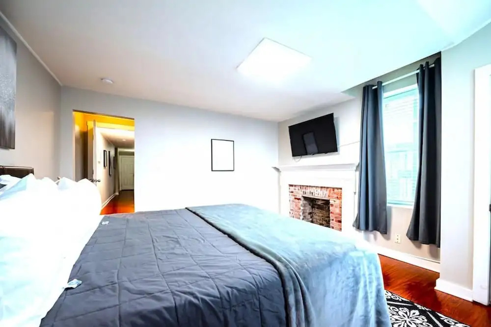 Redwood Loft at Park Place King bed Walk in Closet Fast Wifi and Free Coffee