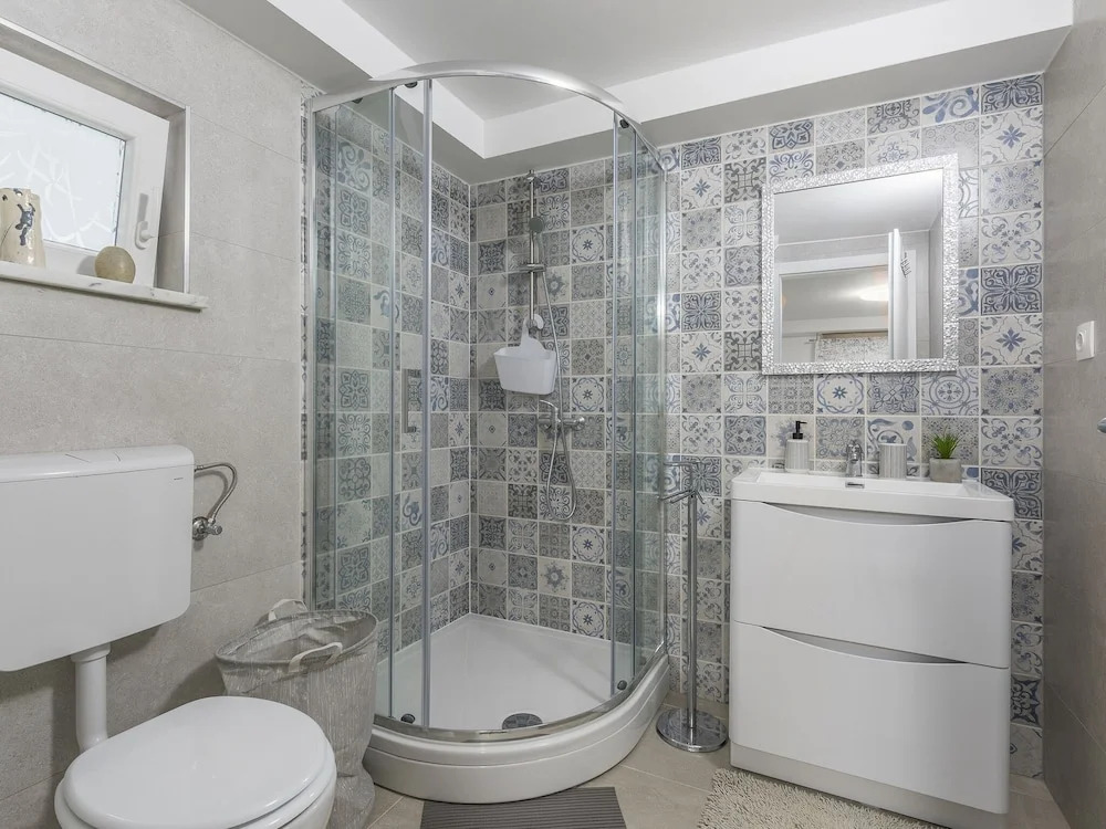 Holiday House With Private Pool and Garden in Nova Vas, Near Porec