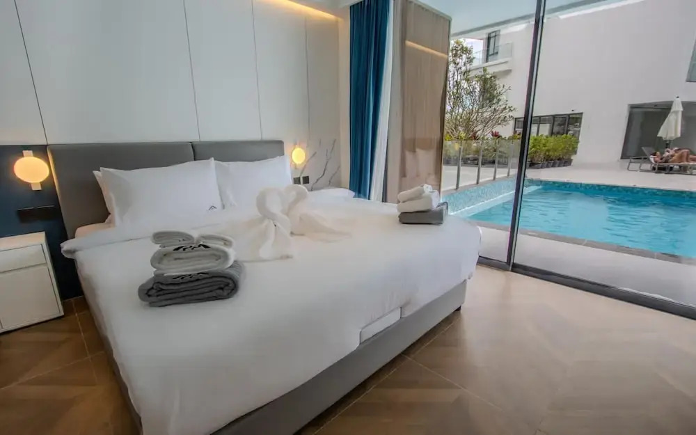 189/222 3BR Beachfront Luxe Pool Access