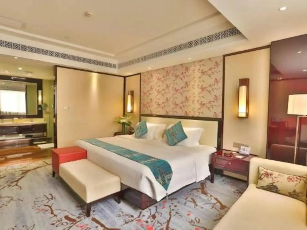 Kailaifu Haoting Hotel (Nanning Binhu Road Metro Station)