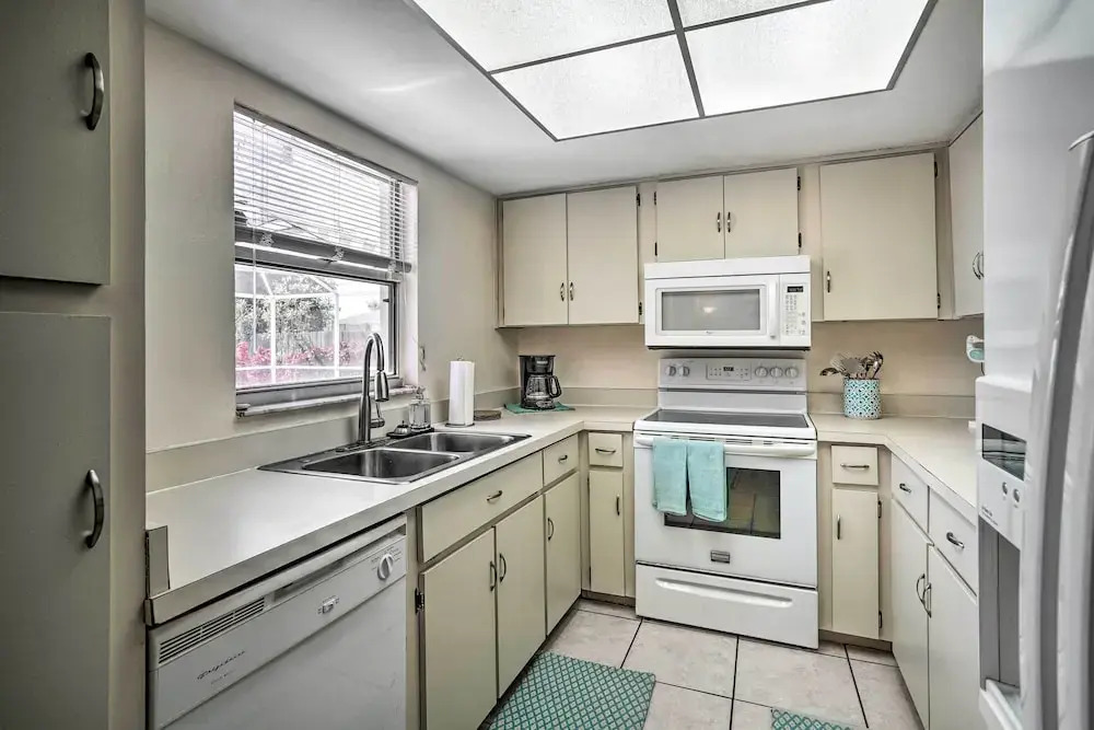 7 Mi to Beaches: Pet-friendly Cape Coral Home