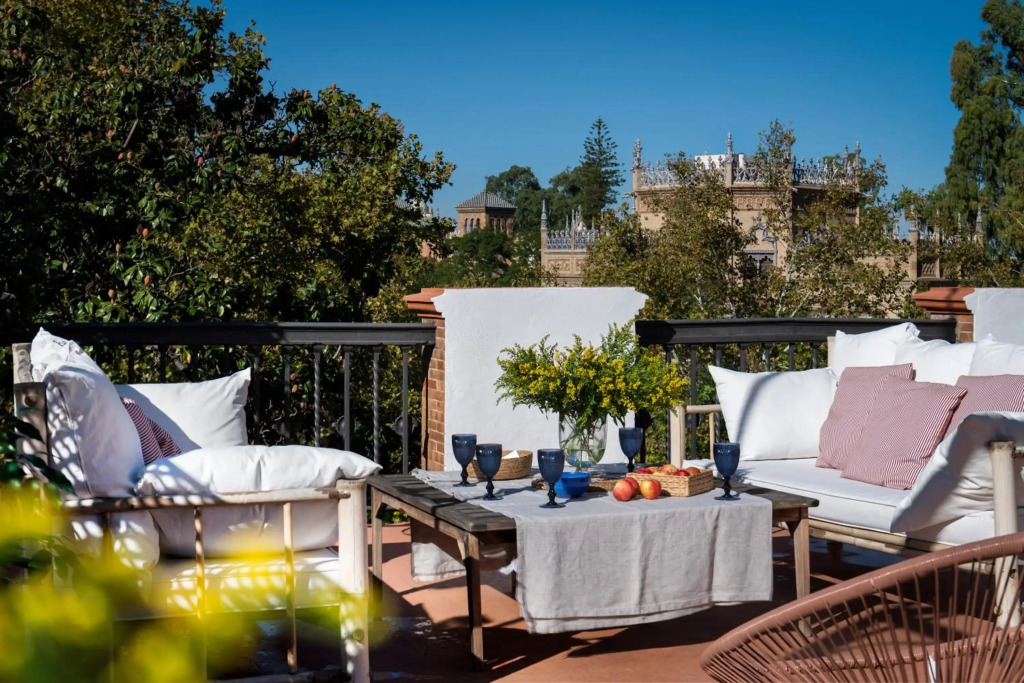 Villa Alfonso, Restored Palace House with gardens and Monuments Views