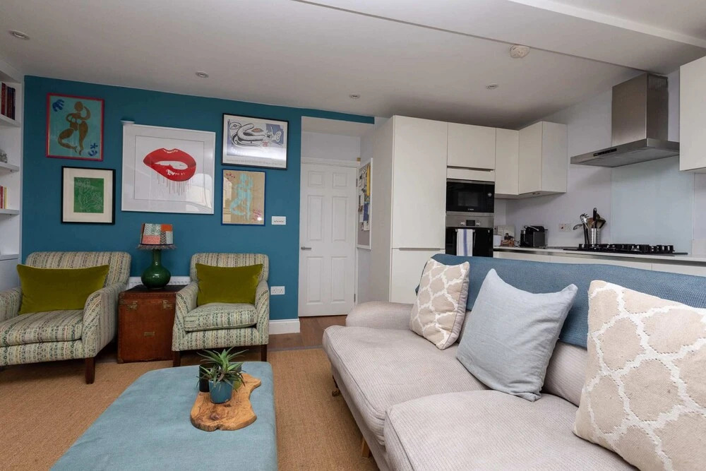 Spacious 3 Bedroom in Notting Hill With Balcony