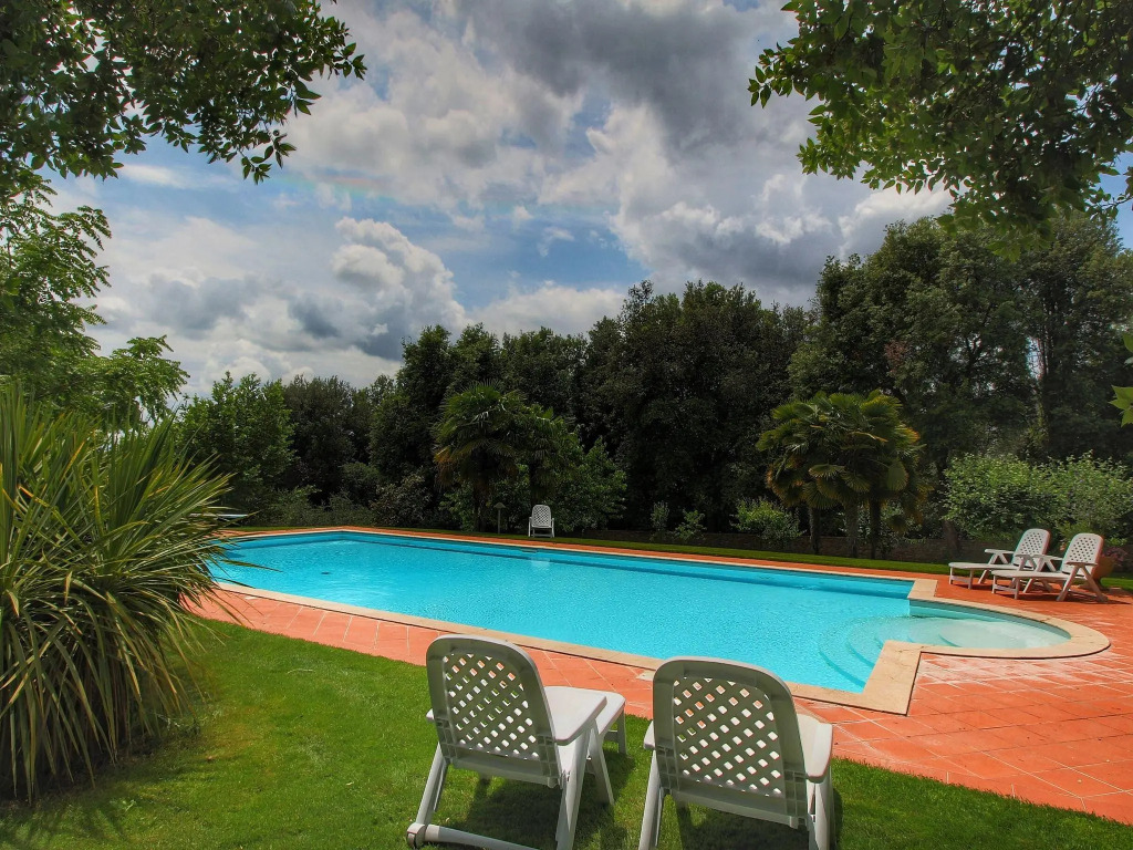 Estate with pool and tennis court in the Tuscan hills