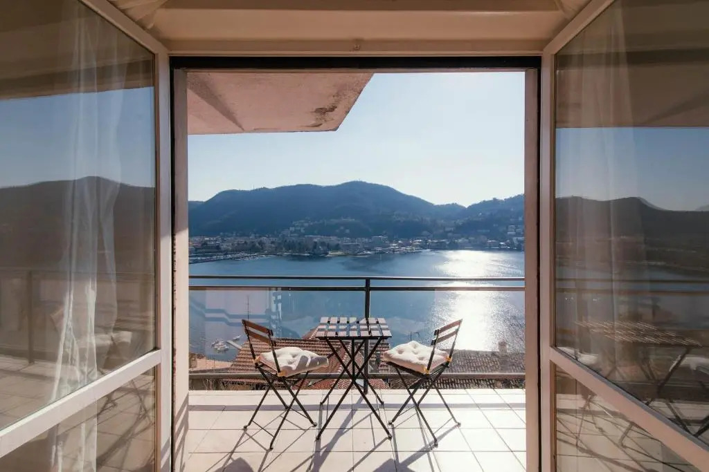 Stunning Window on the Lake-by House Of Travelers