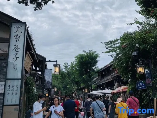 Chengdu Shiguang Jingyi Hotel (Kuanzhaixiangzi Alleys People's Park Subway Station)