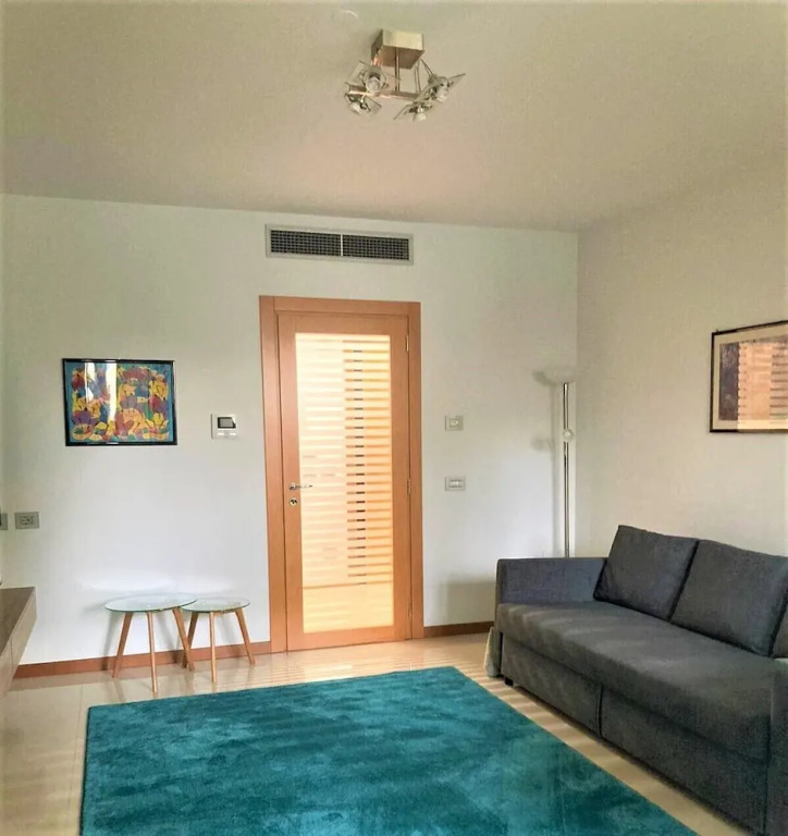 Borsa 1- Bright apartment with balcony