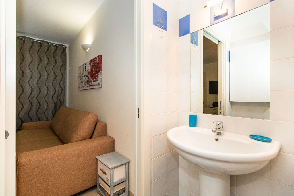 Colorful Statuto Square Design Apart