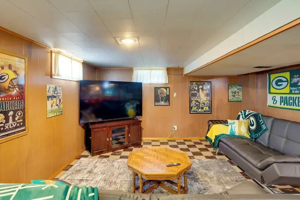 Retro Green Bay Home: Steps to Lambeau Field!