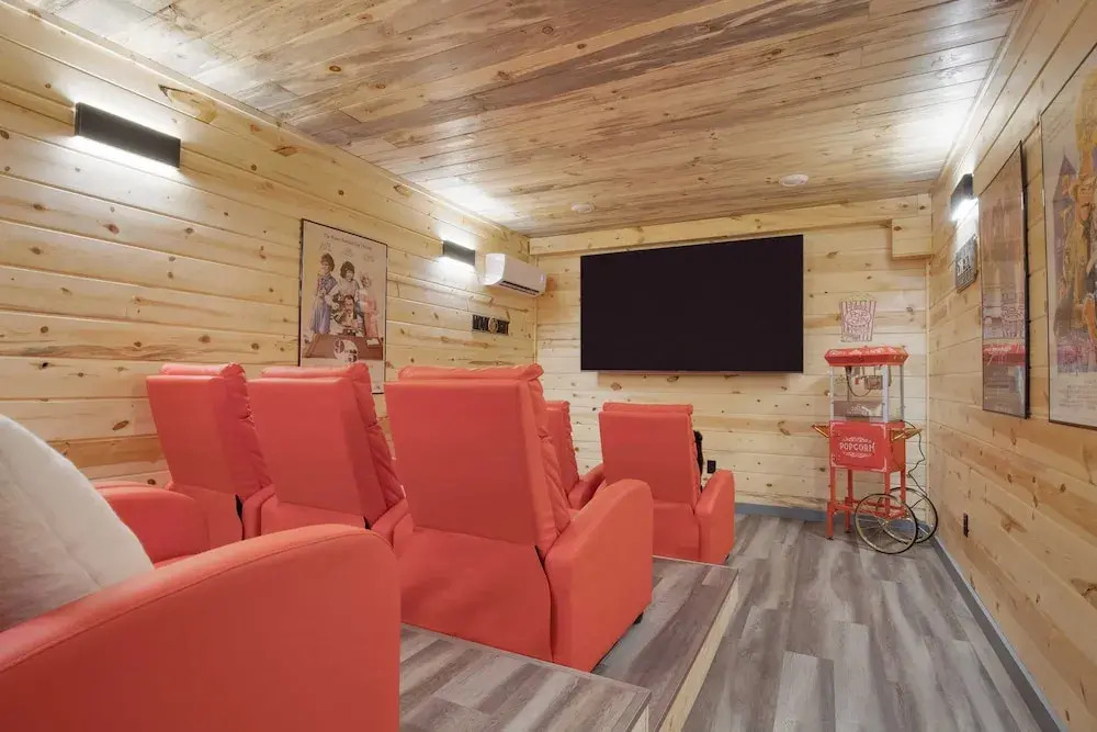 Pink Pines by Avantstay Luxury Aesthetic Dream Home, Indoor Pool, Hot Tub