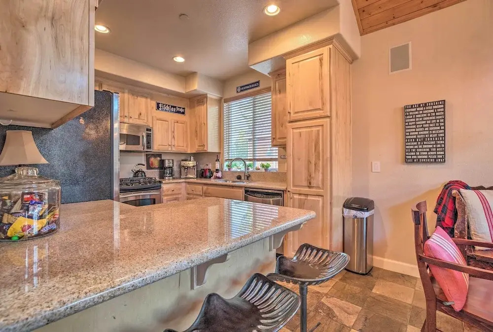 Mammoth Lakes Townhome - 10-Min Walk to Village