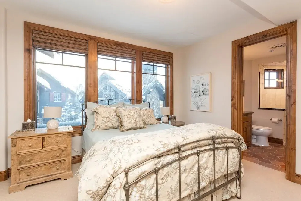Grand Lodge - Five Bedroom #402 - Ski-in/ski-out 5 Condo