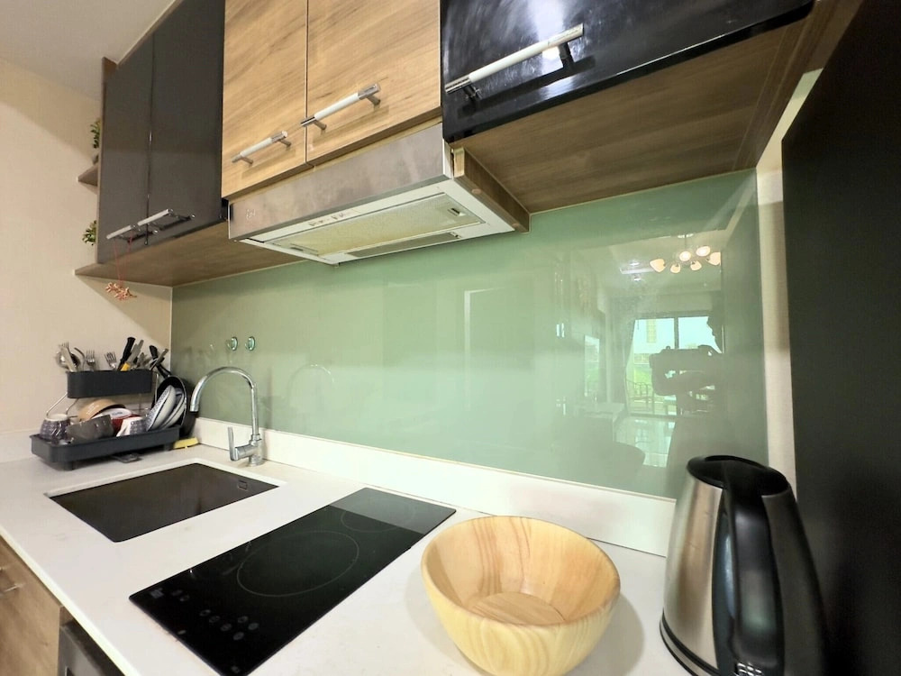 Stylish Low-floor 2-bedroom Sea-view Condo at Dusit Grand Condo View