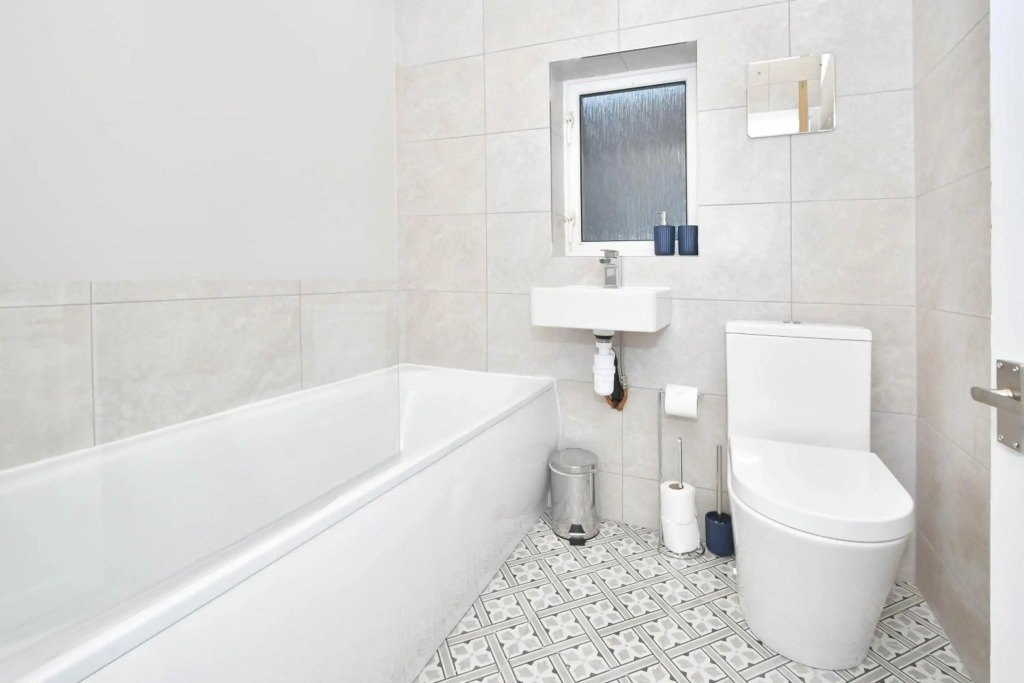 Elm House by YourStays - 3 Bedroom - Modern Home in Crewe