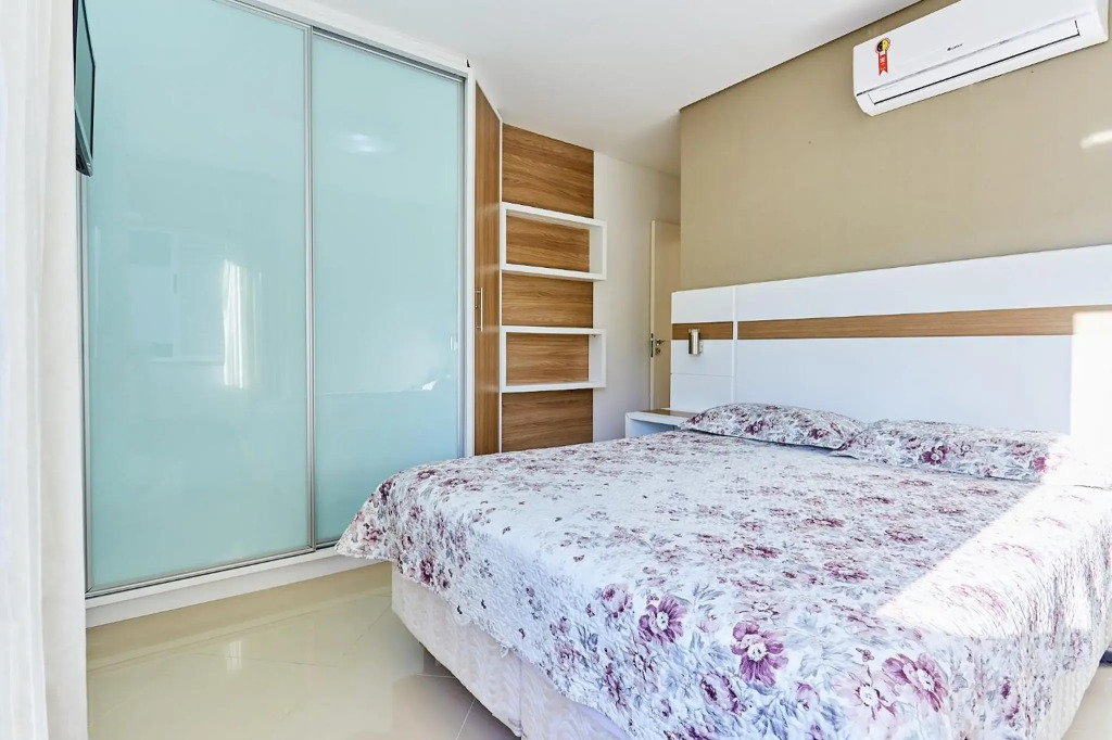1075 Apartamento localizado a 100 metros da praia com 02 dormitórios e ampla sacada na praia do centro de Bombinhas