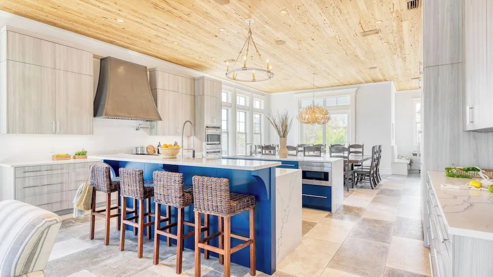 Monarch by Avantstay Stunning Estate 1 Block to Beach, Swim Up Bar, Hot Tub, & Rooftop Views