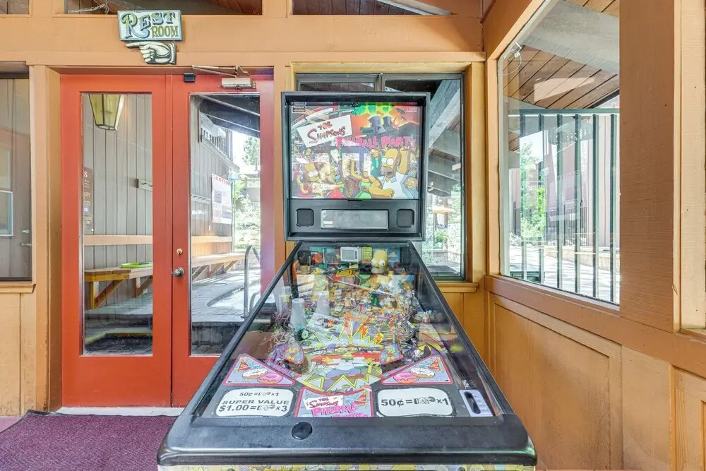 Walk to Mammoth Village: Chic Mountain Studio 101