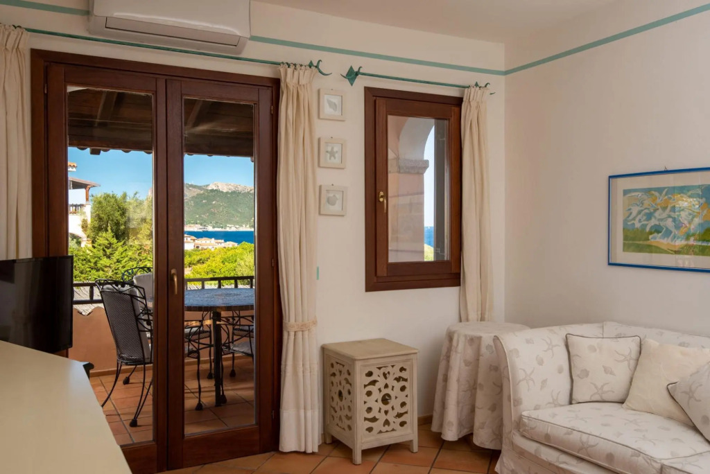 The apartment has 2 bedrooms, living room with kitchen, bathroom with shower and a large covered ter-Pedra Rosa F2