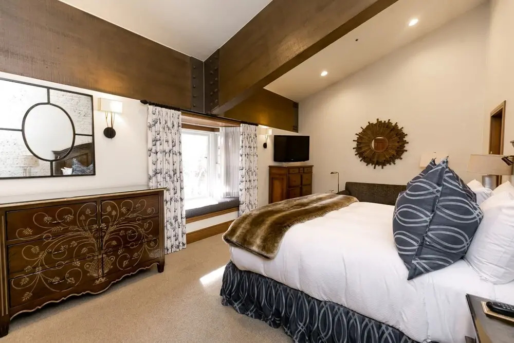Luxury Four Bedroom Multi-Level Townhouse with Hot Tub