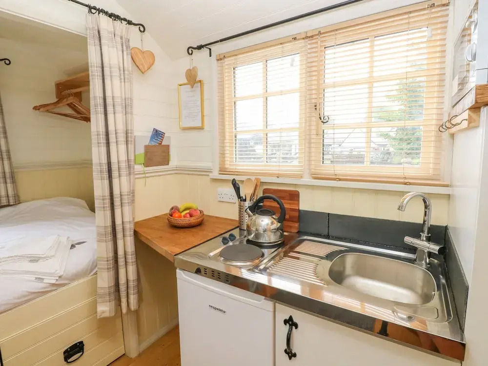 Shepherds Hut - The Hurdle