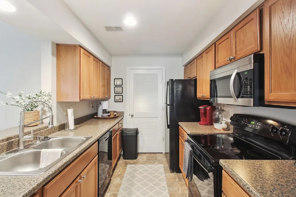 Overland Park Condo, Close to Lakes & Parks!