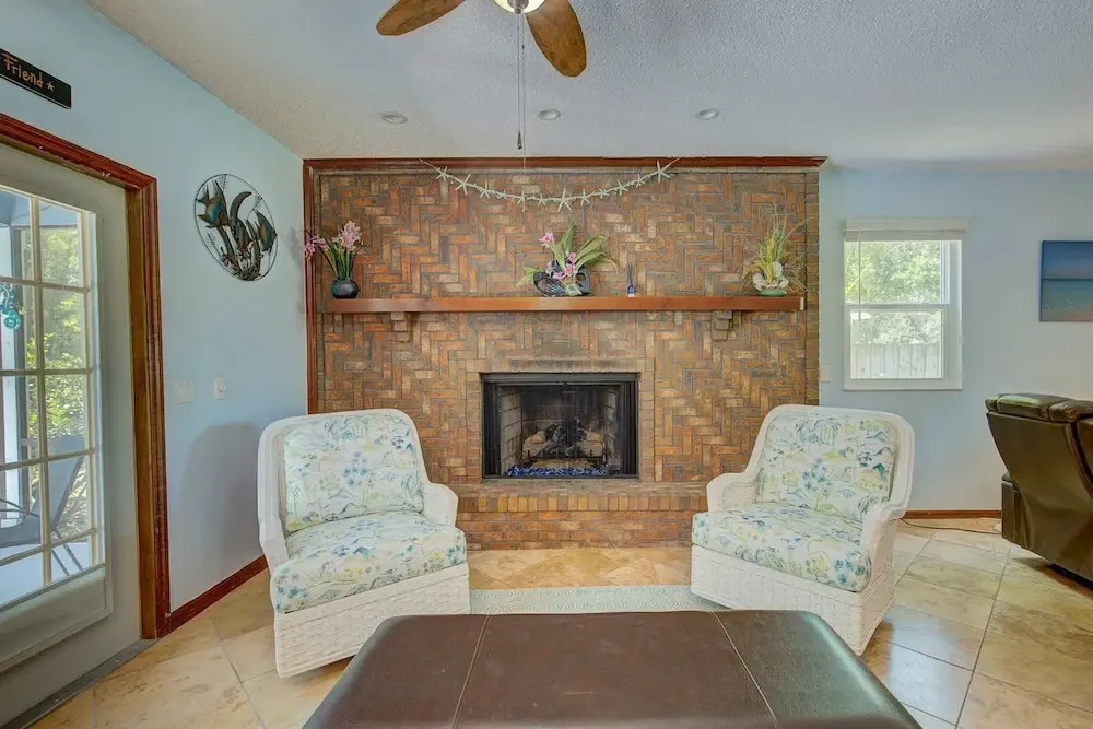 Spacious 4 3 Retreat- Heated Pool-playroom