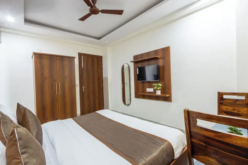 Hotel Gill Comfort Inn - Close to MEDANTA, ARTEMIS AND FORTIS HOSPITAL