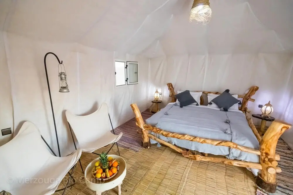 Splendid desert Saharian Luxury Camp in quiet and idyllic sand dunes