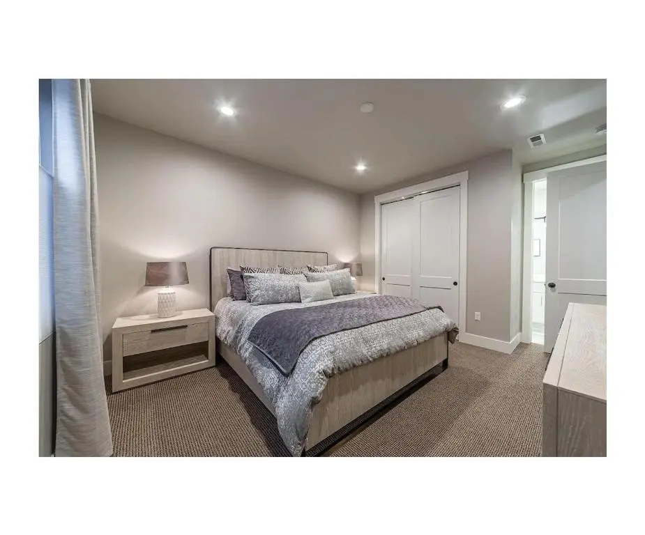 Premium 4BR/3.5B modern home near beach, skiing and downtown. Ping pong + bikes.