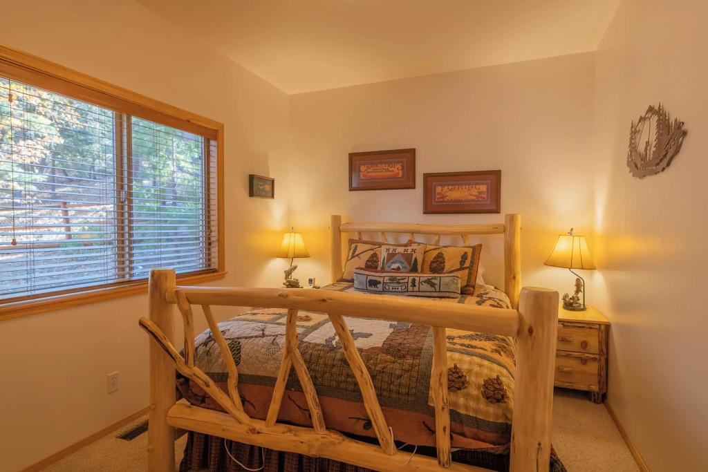 Bearfoot Bungalow - Premium and spacious home close to the National Forest and The Village