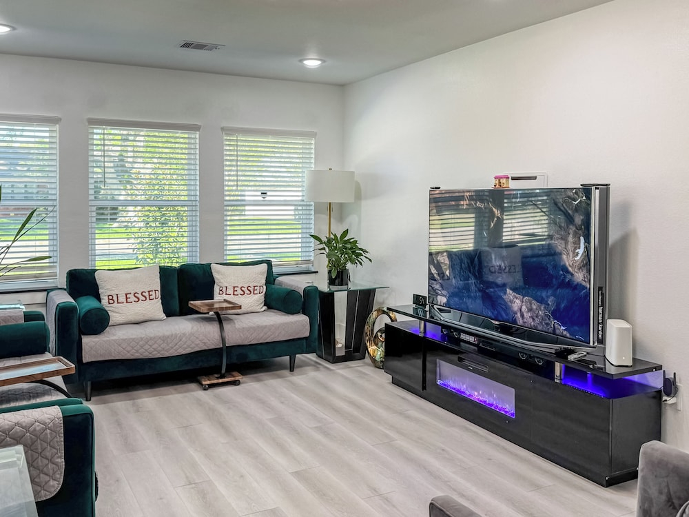The Houston Oasis - Urban Luxury