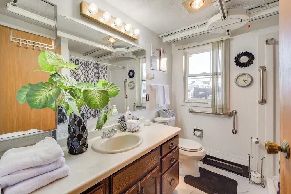 Downtown Siren Home! Walk to Bars, Lakes & Shops