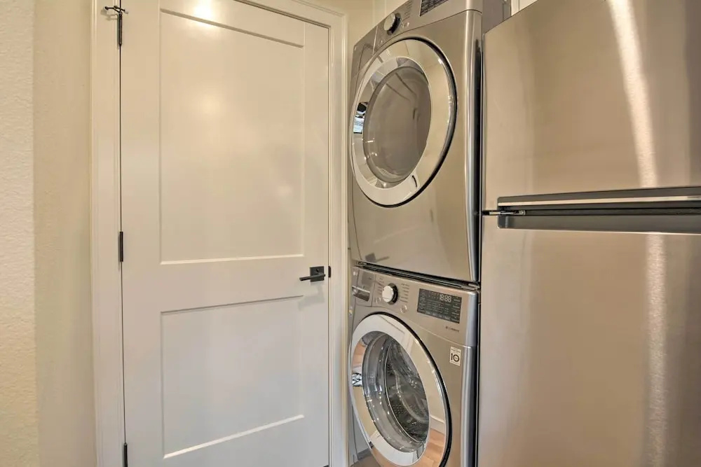 Updated & Modern House < 1 Mi to Dtwn Bentonville!