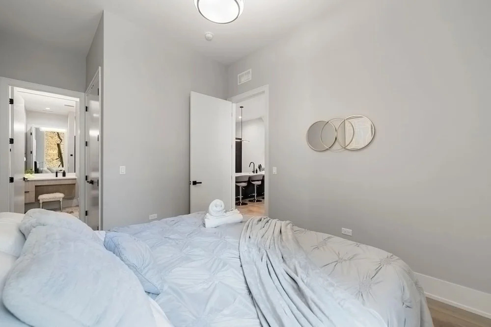 Chic 2BR 2BA Condo w Balcony - River North Chicago