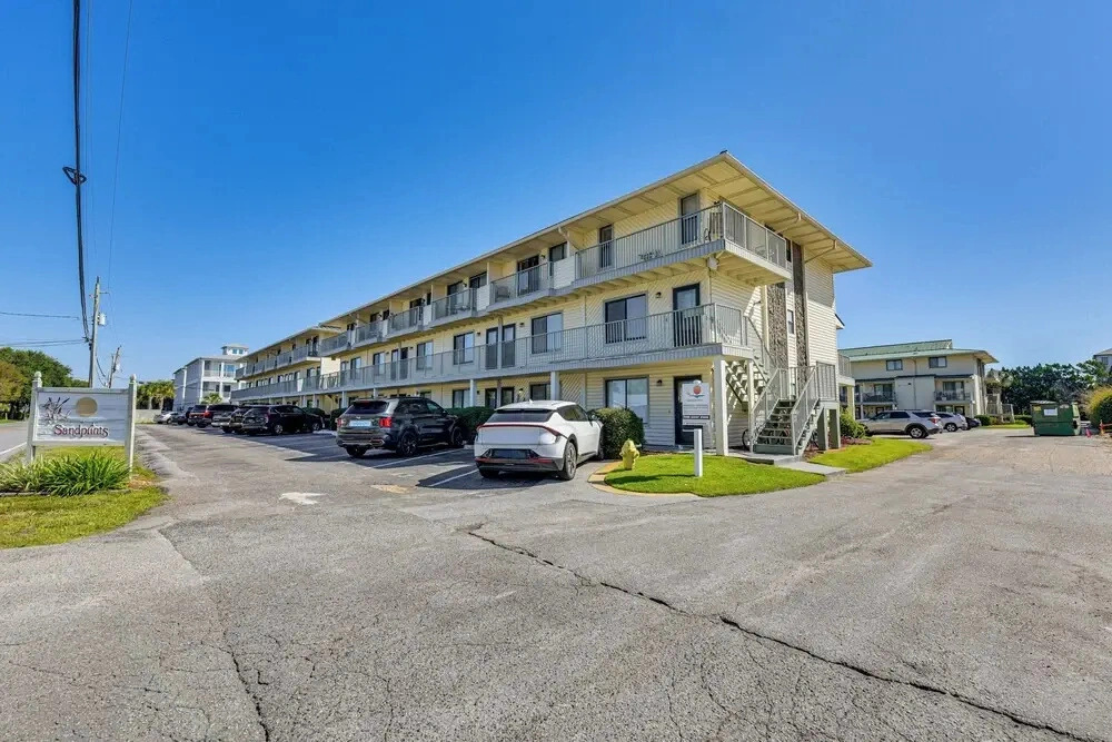 < Half-mi to Beach: Quaint Destin Condo