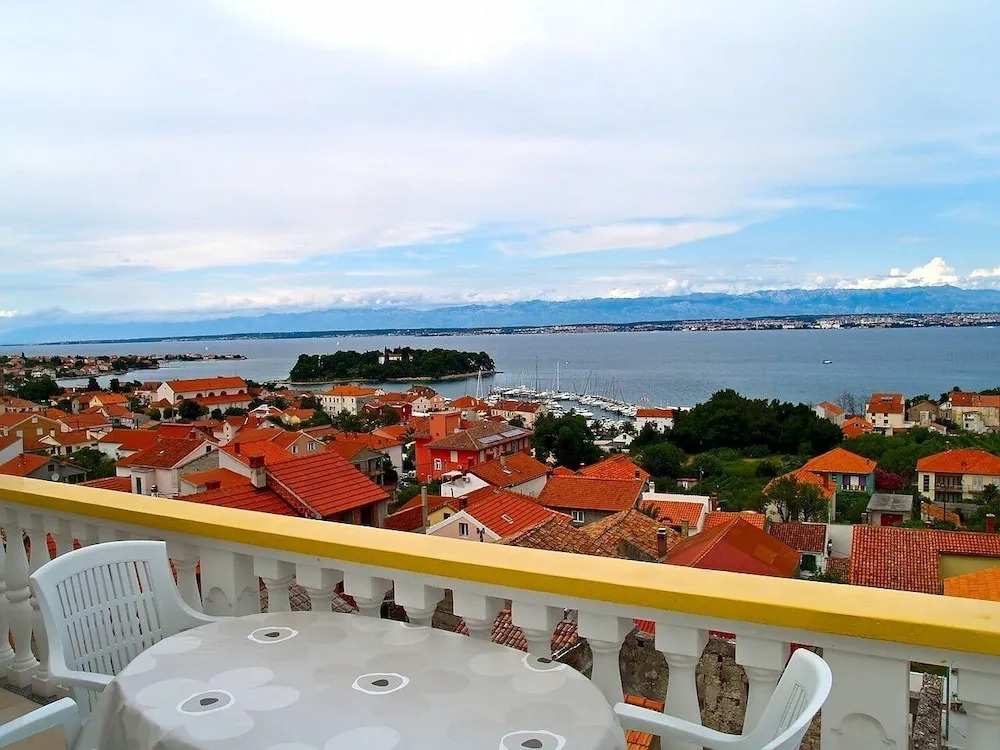 Sea View Apartment Reno, Sleeps 5