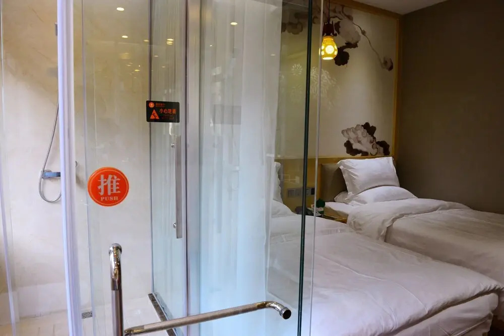 Xinghe Yuezhi S-Guangzhou Yuexiu District Railway Station White Horse Clothing City Flagship Store