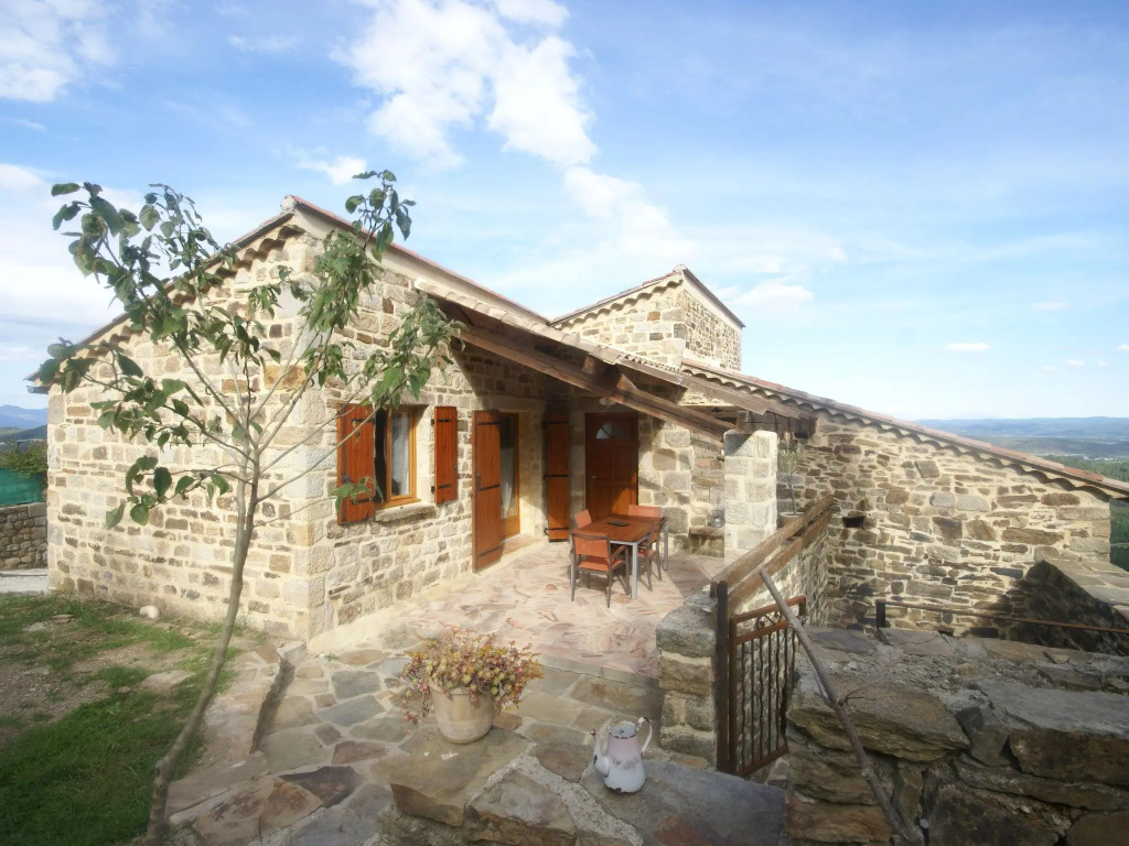Beautiful house made of natural stone, with swimming pool and very nice view