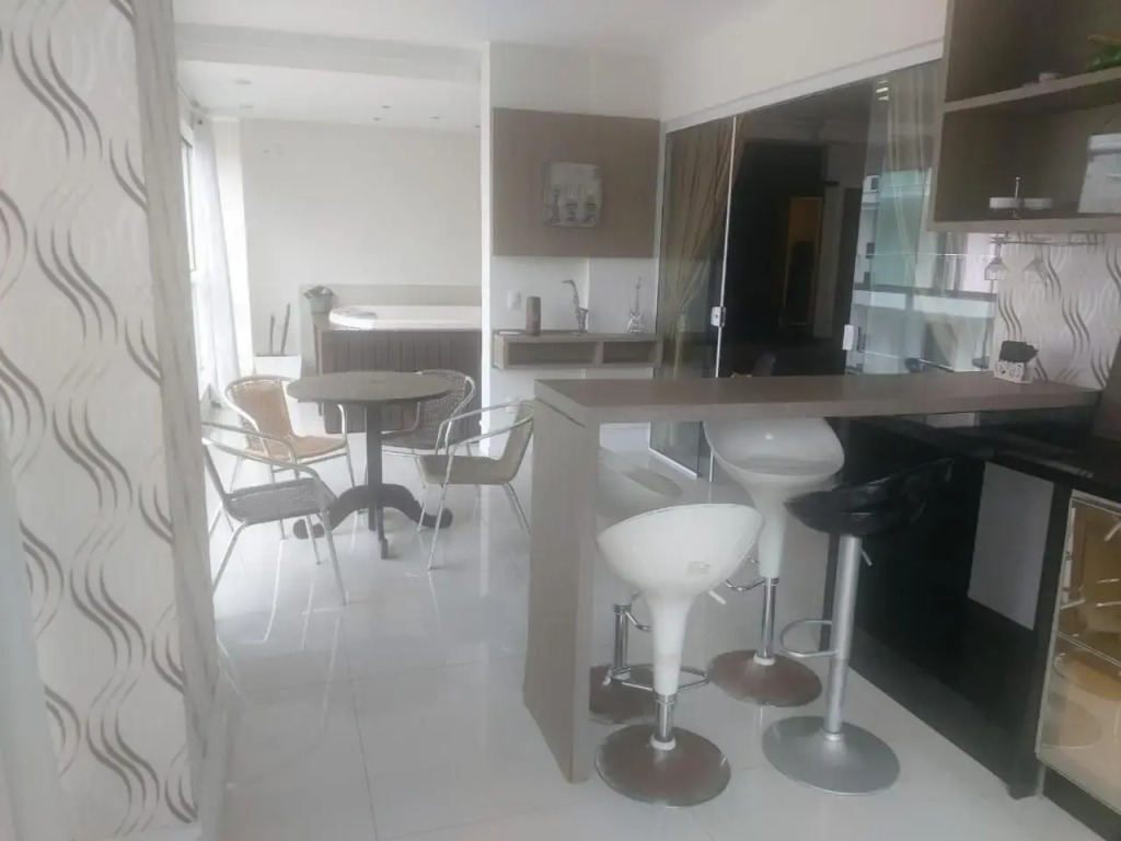Lindo Apartamento com 5 suítes perto do mar! No melhor lugar de Meia Praia