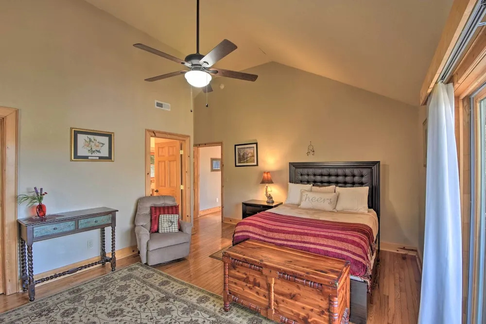 Spacious Lake Santeetlah Cottage w/ Lake Views!