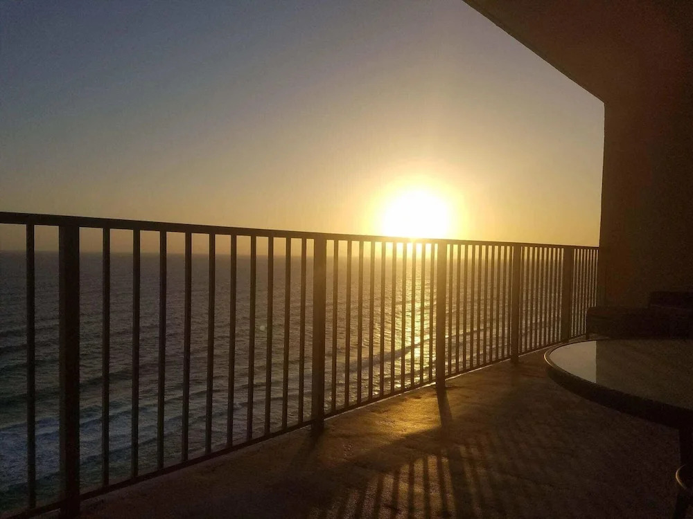 Stylish Oceanfront Condo with Beach and Picnic Area Access - Unit 1706 by RedAwning