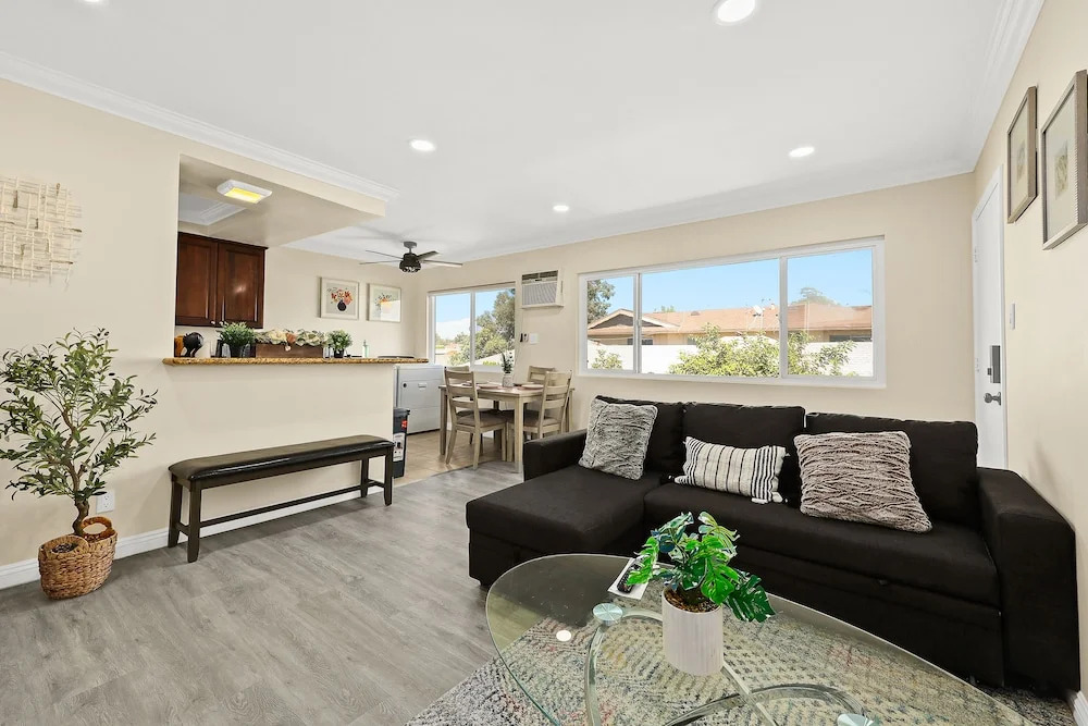 Sunny & Cheerful Near I-10 ~ Queen Beds ~ Parking