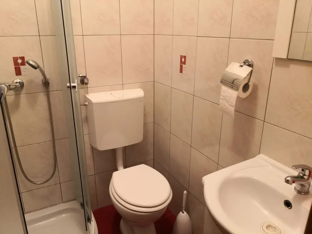 Emperor Apartment4 Star Accommodation for the Price of 3