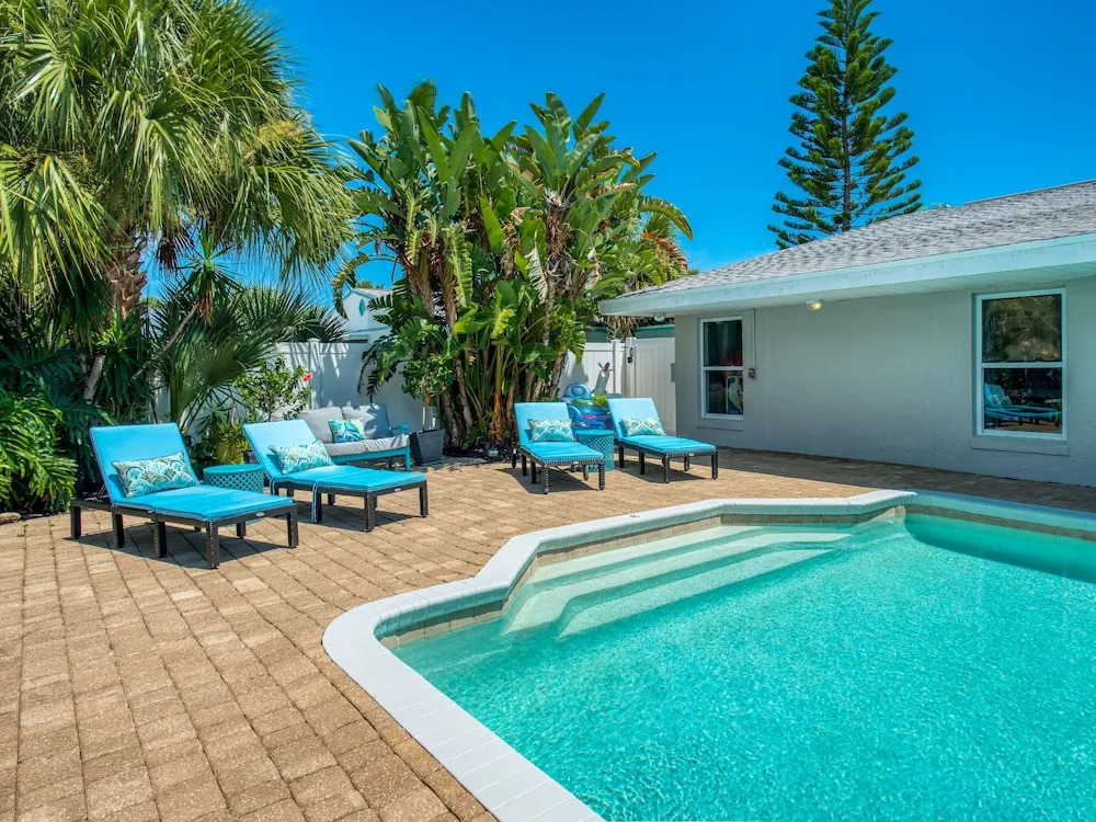 Canalfront Dream Pool, Dock & 3 Blocks To Beach! 5 Bedroom Home