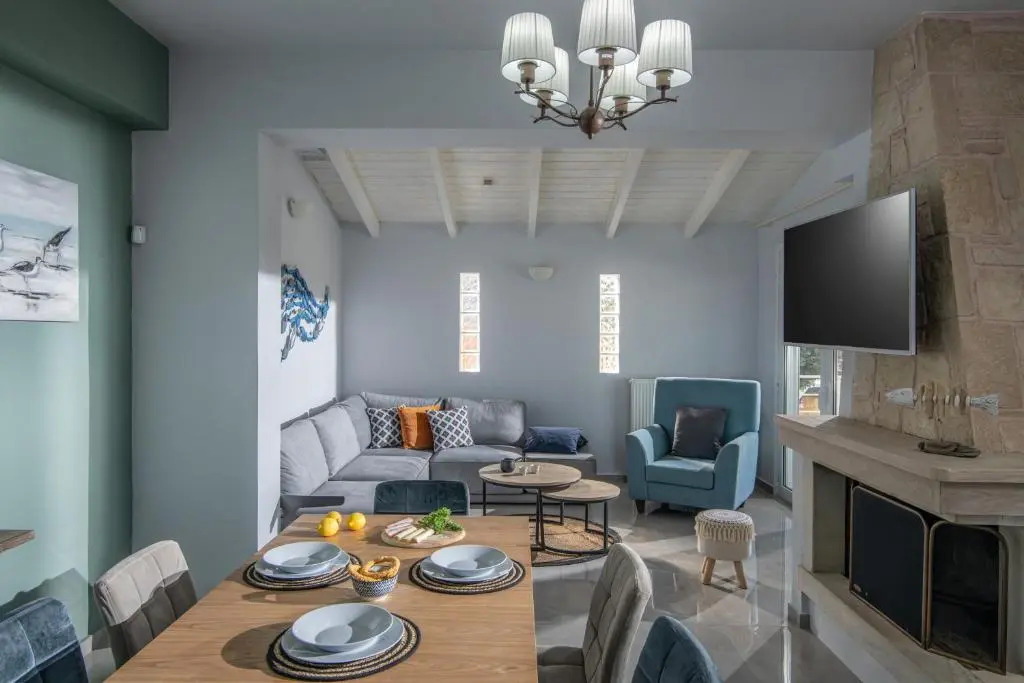 Alba Bianca Villa, Family Retreat with Heated Pool By ThinkVilla