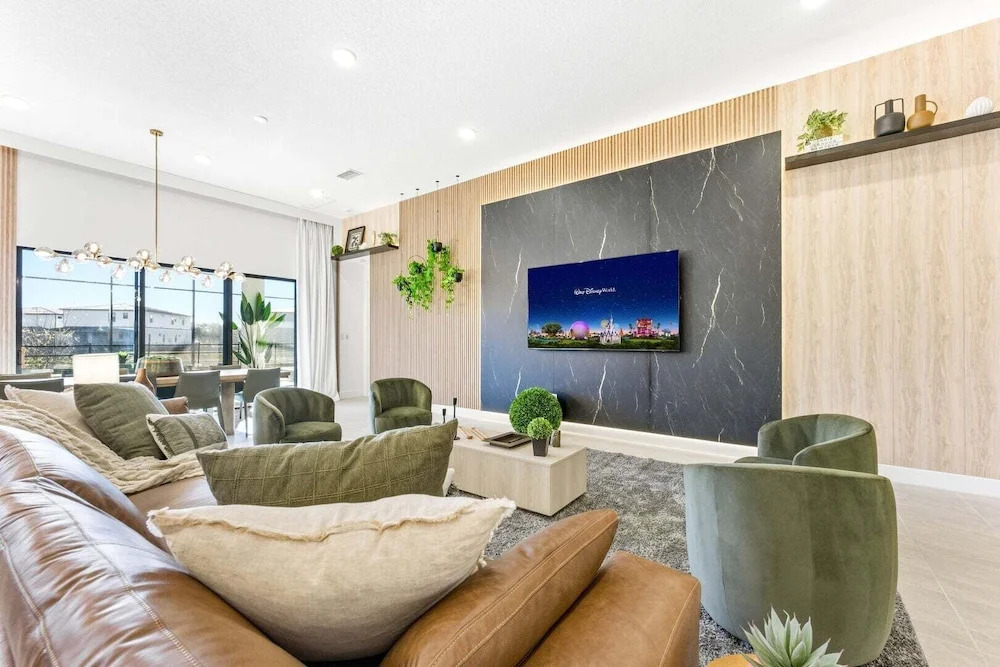 Paradisos Luxurious New Home w 15 Ensuites