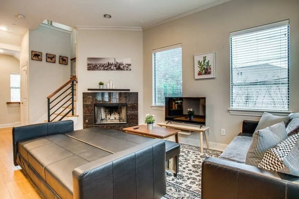 Stunning Oak Lawn Townhouse Close to everything